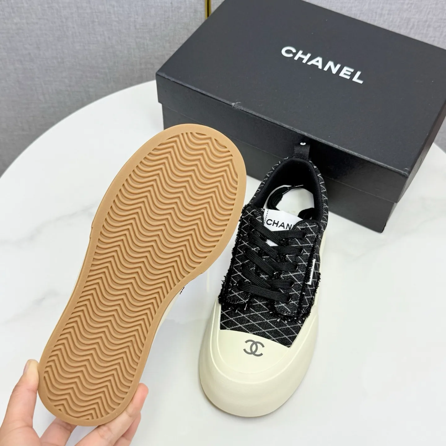 👟👟Ex-factory price 600👟👟Chanel Panda Shoes! 2025 counter's top casual sports shoes, this classic design; the upper is in the style of electric embroidery with various techniques; the outsole is fashionable and sporty; the unusual inclusion of a variety of color matching elements... The diversified mix and match is very good-looking and versatile, and can be used for leisure, fashion, sports, and outdoor... ꫛꫀꪝ Go➫ Materials: ❶Upper made of: original imported first-layer silk cowhide + original version waterproof cloth + original first-layer cowhide ❷Inner lining: Original Yangli+wang ❸ Outsole based on: Original TPU combination outsole Counter boutique packaging complete set for women 35–41